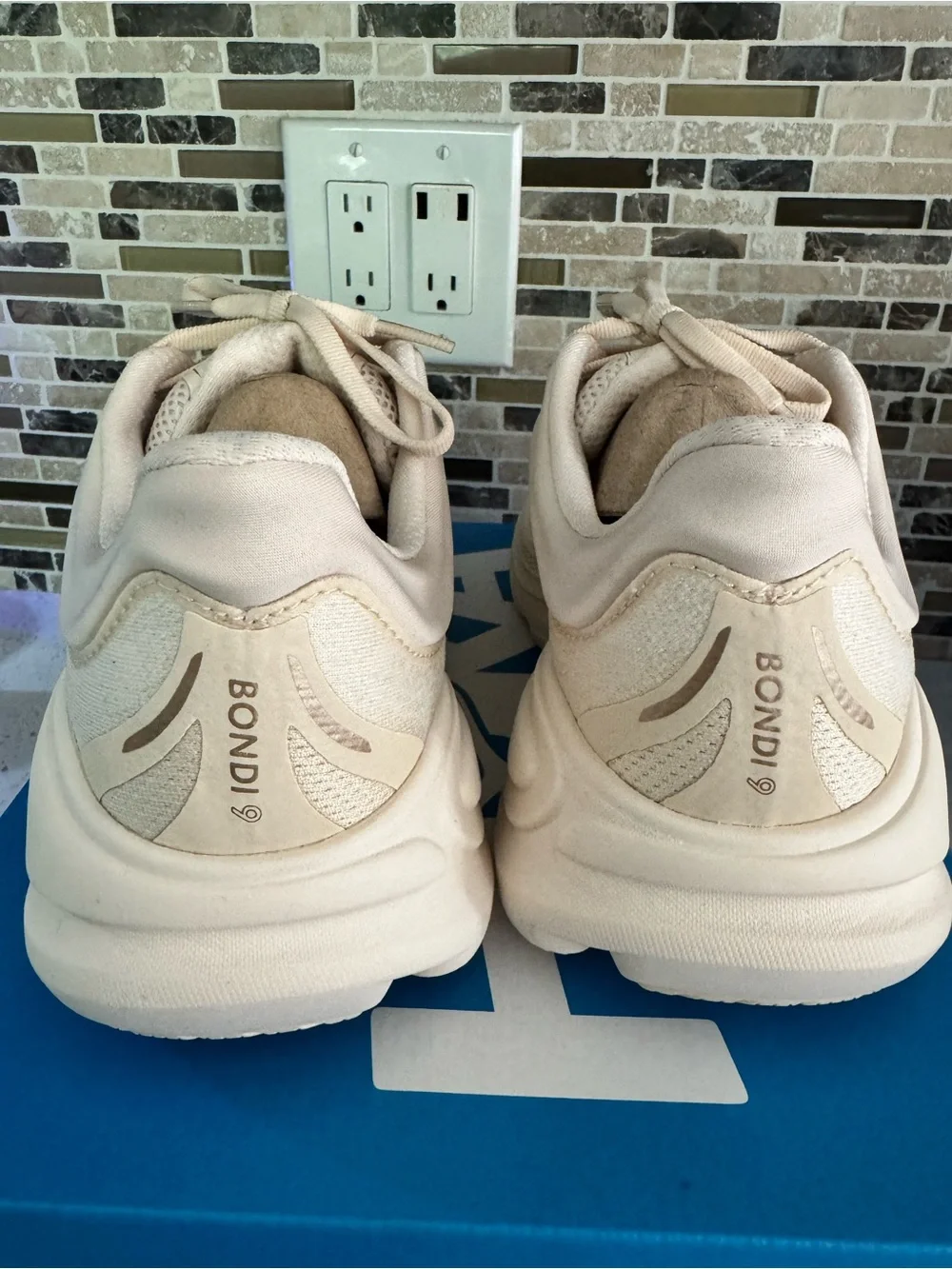 Hoka Bondi 9 Size 7.5 Women's Cream/Beige Cushioning Running Shoes